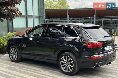Позашляховик / Кросовер Audi Q7 2018 в 