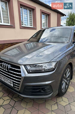 Внедорожник / Кроссовер Audi Q7 2016 в 