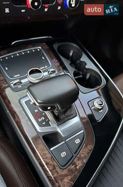 Внедорожник / Кроссовер Audi Q7 2015 в 