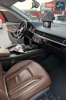 Внедорожник / Кроссовер Audi Q7 2015 в 