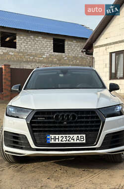 Внедорожник / Кроссовер Audi Q7 2016 в 