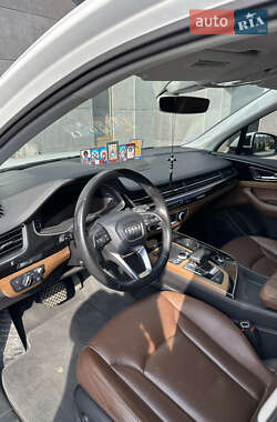 Позашляховик / Кросовер Audi Q7 2016 в 