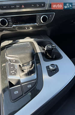Позашляховик / Кросовер Audi Q7 2017 в 