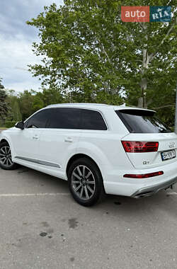 Позашляховик / Кросовер Audi Q7 2016 в 