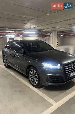 Внедорожник / Кроссовер Audi Q7 2017 в 