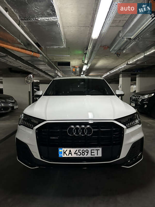 Внедорожник / Кроссовер Audi Q7 2021 в 