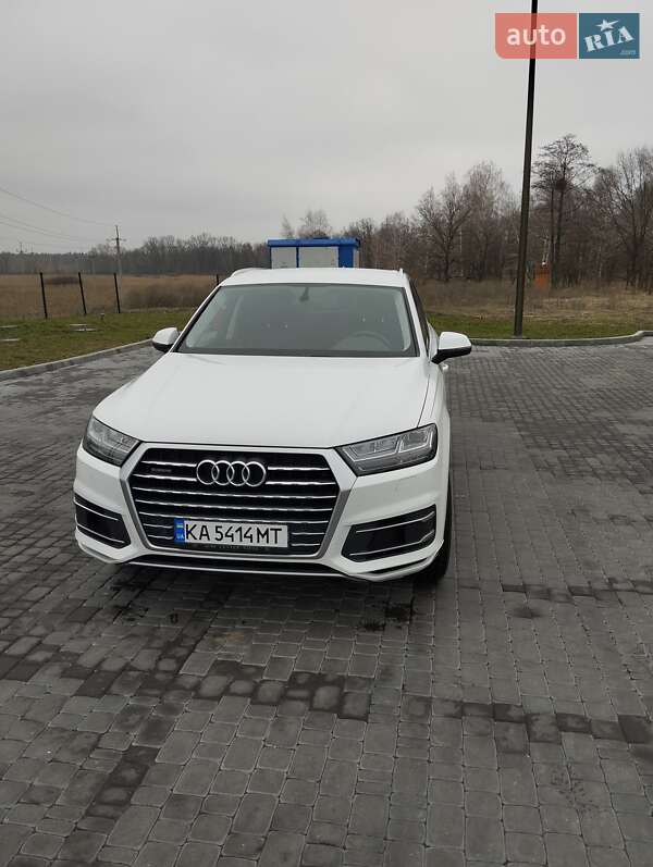 Внедорожник / Кроссовер Audi Q7 2018 в 