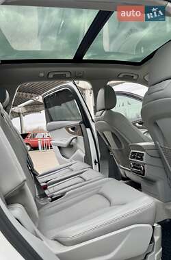 Внедорожник / Кроссовер Audi Q7 2016 в 