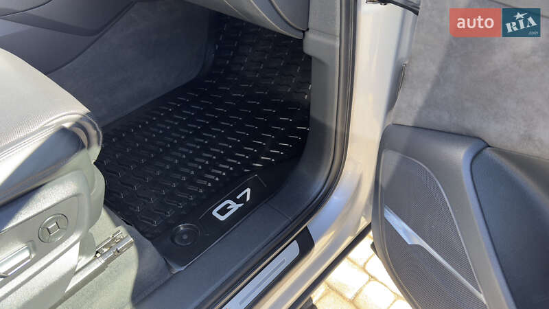 Позашляховик / Кросовер Audi Q7 2020 в Сваляві