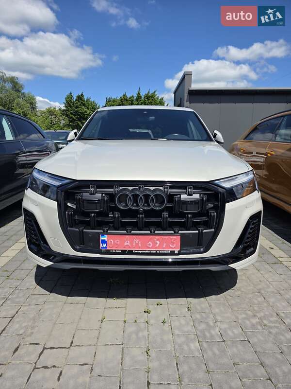 Внедорожник / Кроссовер Audi Q7 2021 в 