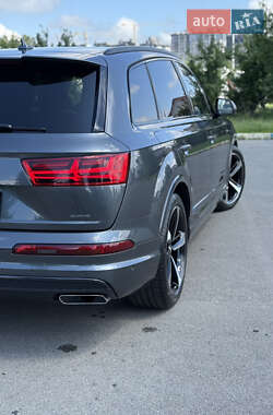 Позашляховик / Кросовер Audi Q7 2018 в 