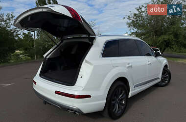 Позашляховик / Кросовер Audi Q7 2016 в 