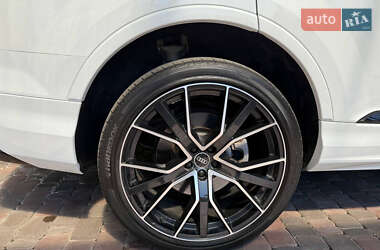 Позашляховик / Кросовер Audi Q7 2021 в 