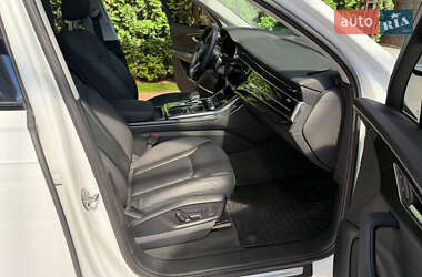 Позашляховик / Кросовер Audi Q7 2021 в 