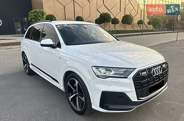 Позашляховик / Кросовер Audi Q7 2020 в 