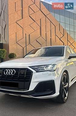 Позашляховик / Кросовер Audi Q7 2020 в 