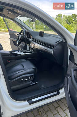 Внедорожник / Кроссовер Audi Q7 2015 в 