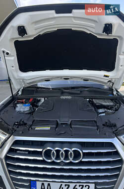 Внедорожник / Кроссовер Audi Q7 2015 в 
