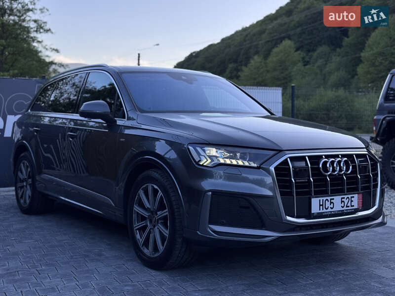 Позашляховик / Кросовер Audi Q7 2021 в 