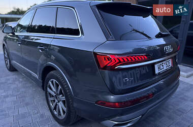 Позашляховик / Кросовер Audi Q7 2021 в 