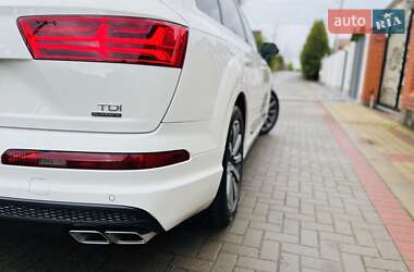 Внедорожник / Кроссовер Audi Q7 2015 в 
