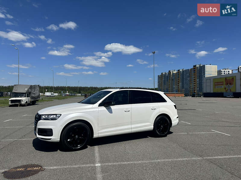 Внедорожник / Кроссовер Audi Q7 2017 в 