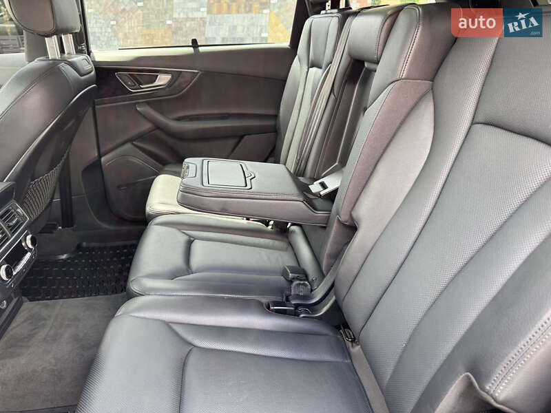 Позашляховик / Кросовер Audi Q7 2017 в Рівному