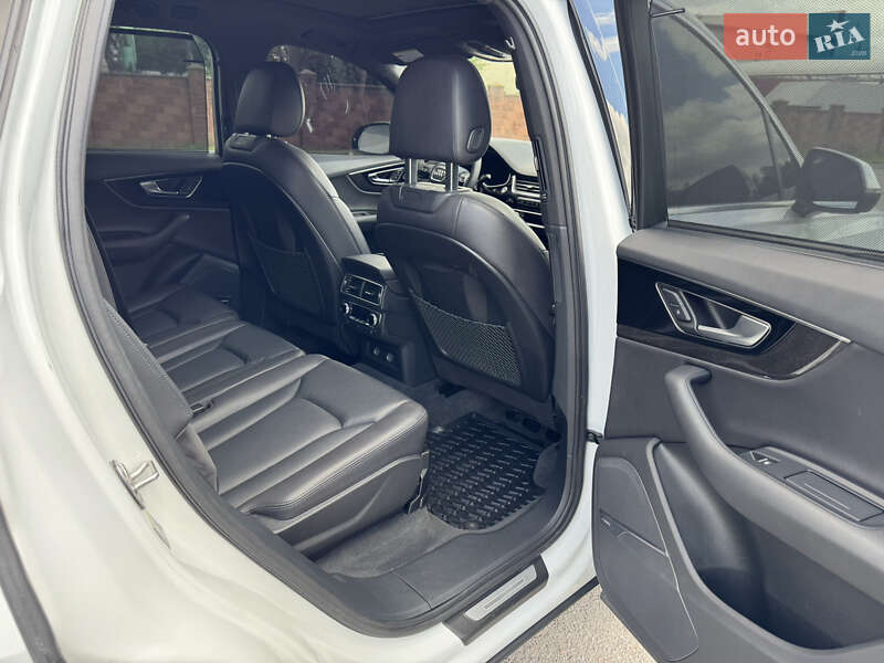 Позашляховик / Кросовер Audi Q7 2017 в Рівному