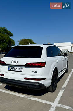 Позашляховик / Кросовер Audi Q7 2020 в 