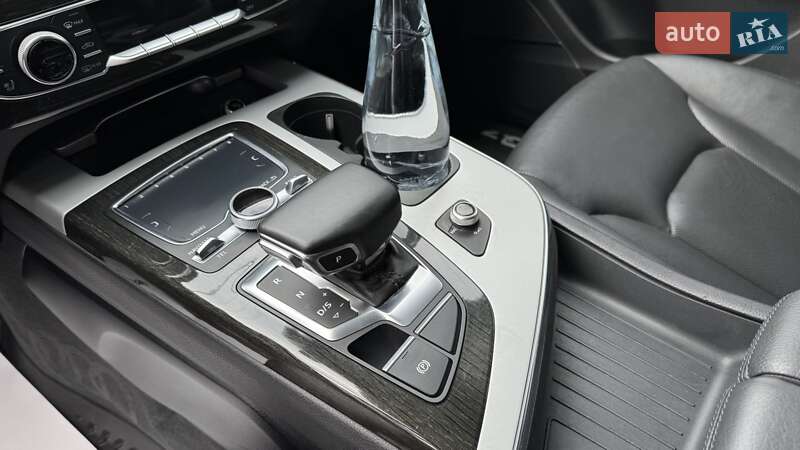 Позашляховик / Кросовер Audi Q7 2016 в Нововолинську