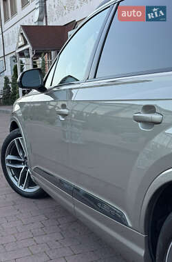 Позашляховик / Кросовер Audi Q7 2017 в 