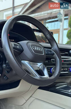 Позашляховик / Кросовер Audi Q7 2017 в 