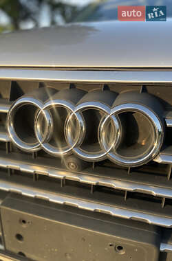 Внедорожник / Кроссовер Audi Q7 2016 в 
