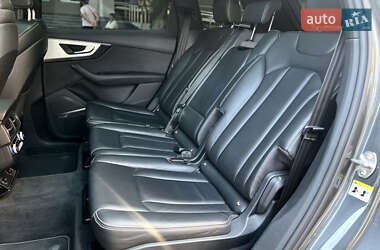 Внедорожник / Кроссовер Audi Q7 2016 в 