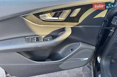 Позашляховик / Кросовер Audi Q7 2018 в 