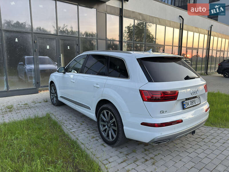 Позашляховик / Кросовер Audi Q7 2017 в Рівному