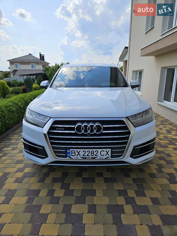 Внедорожник / Кроссовер Audi Q7 2016 в 