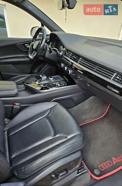 Внедорожник / Кроссовер Audi Q7 2016 в 