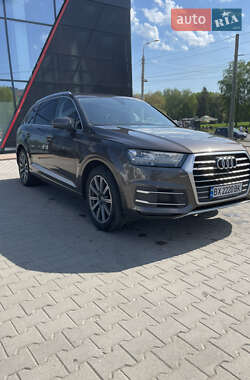 Внедорожник / Кроссовер Audi Q7 2016 в 