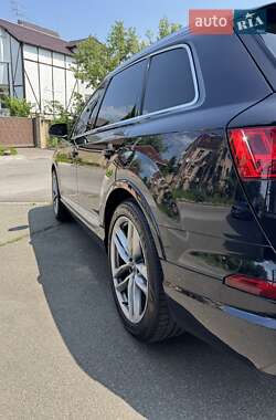 Внедорожник / Кроссовер Audi Q7 2015 в 