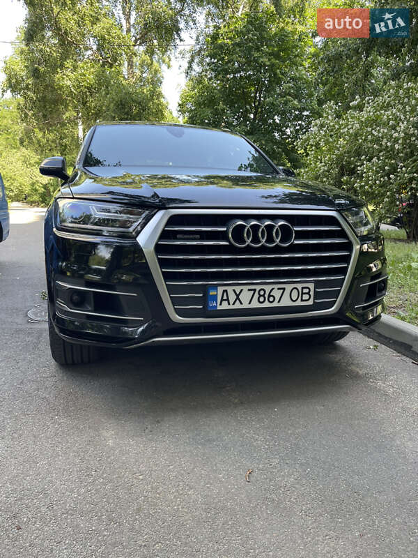 Внедорожник / Кроссовер Audi Q7 2016 в 