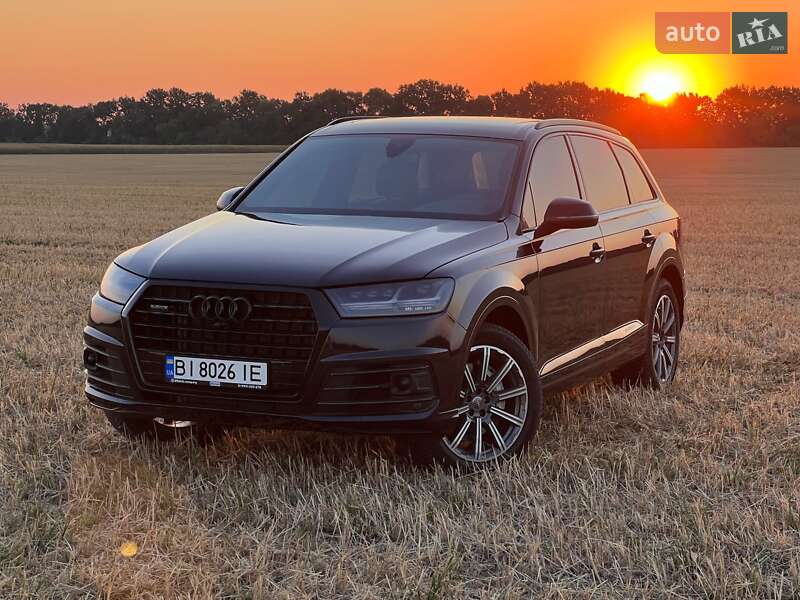 Внедорожник / Кроссовер Audi Q7 2017 в 