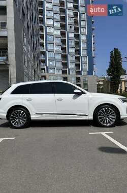 Позашляховик / Кросовер Audi Q7 2025 в 