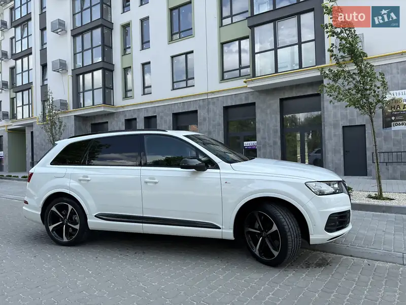 Внедорожник / Кроссовер Audi Q7 2017 в 