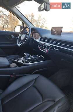 Позашляховик / Кросовер Audi Q7 2015 в 
