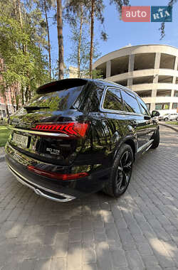 Позашляховик / Кросовер Audi Q7 2020 в 