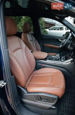 Позашляховик / Кросовер Audi Q7 2021 в 