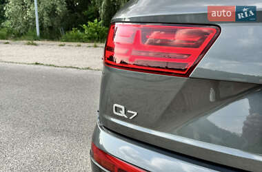 Позашляховик / Кросовер Audi Q7 2015 в 