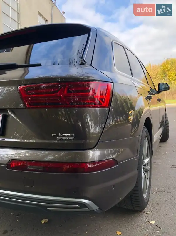 Внедорожник / Кроссовер Audi Q7 2016 в 