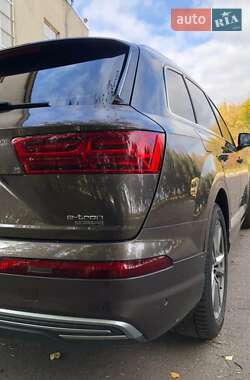 Внедорожник / Кроссовер Audi Q7 2016 в 